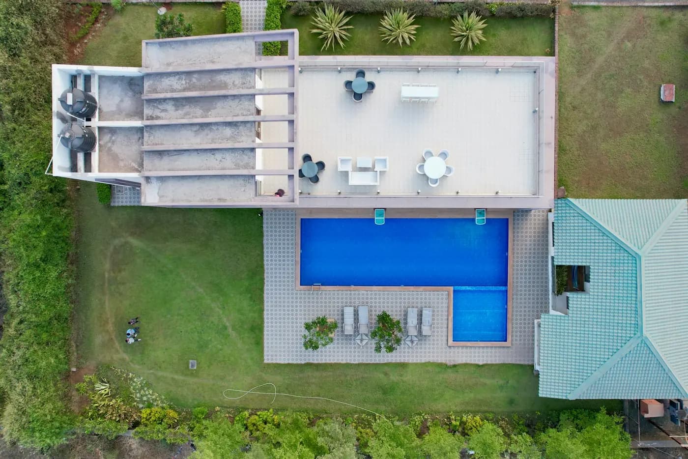 Vedere de sus a unei case moderne cu piscină dreptunghiulară