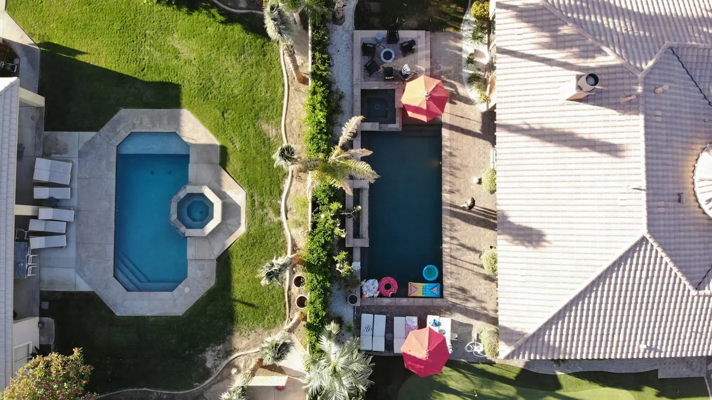 Vedere de sus a unei piscine lângă un acoperiș de țiglă