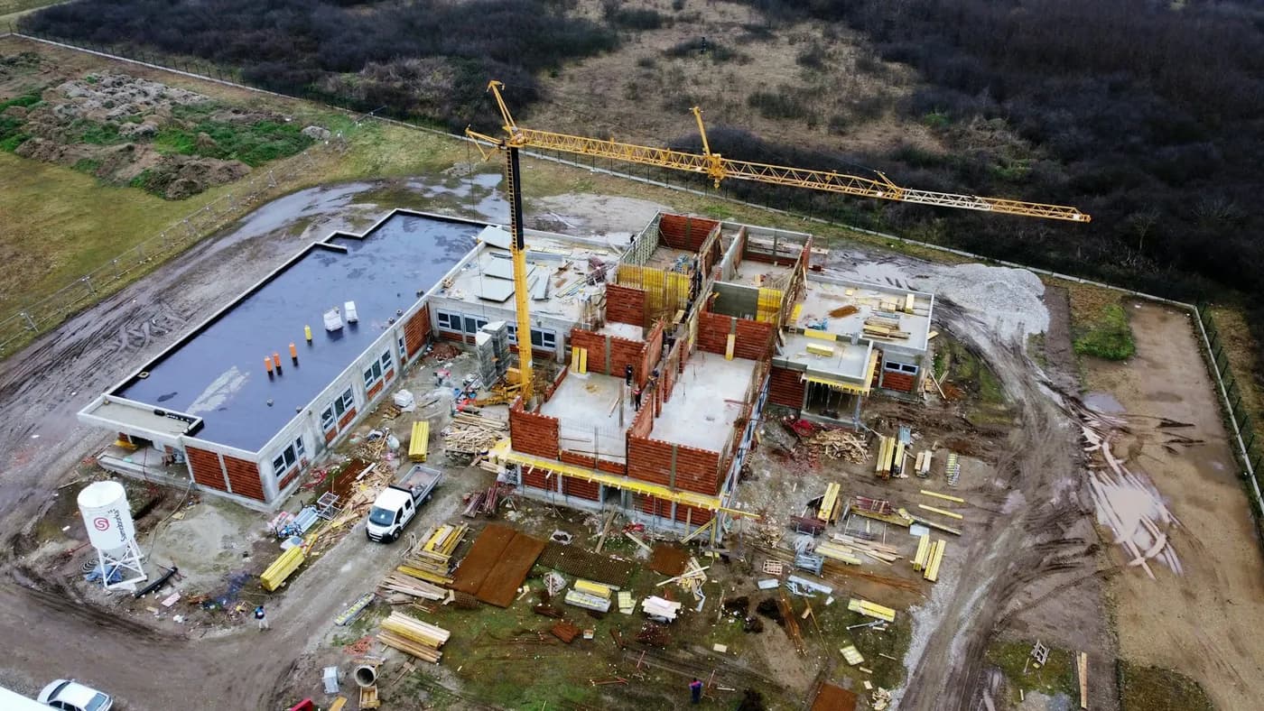 Vedere aeriană a unei clădiri în construcție, cu o macara-turn