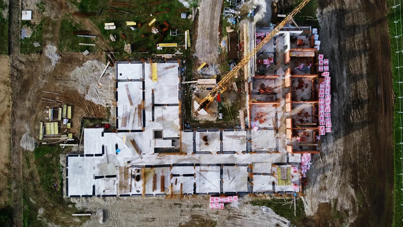 Vedere de sus a structurii și fundațiilor unei clădiri în construcție