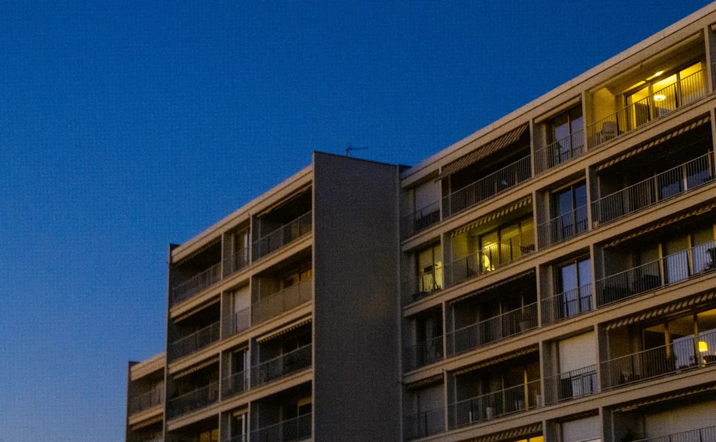 Bloc de apartamente cu balcoane, la amurg
