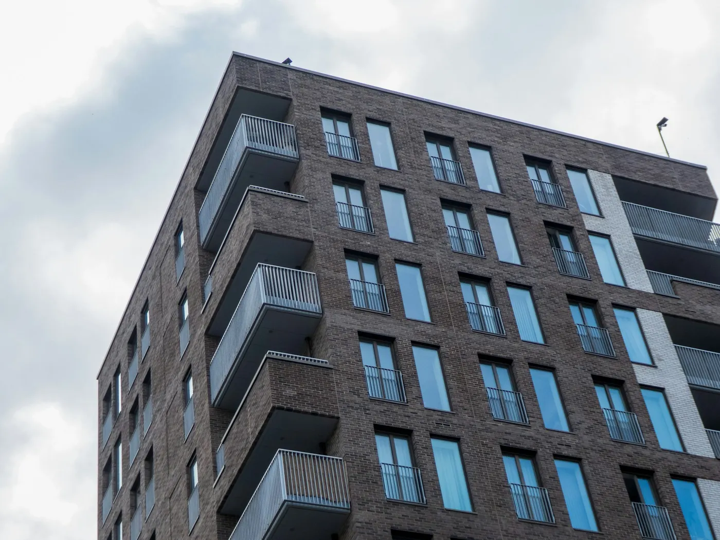 Clădire de apartamente din cărămidă cu rânduri de ferestre