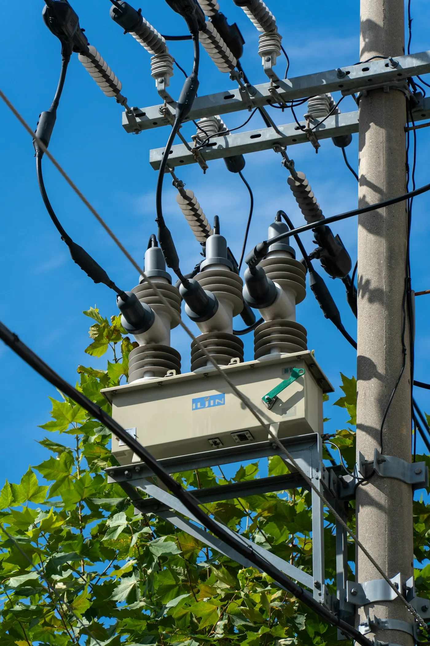 Prim-plan cu izolatoare de înaltă tensiune pe echipamente electrice
