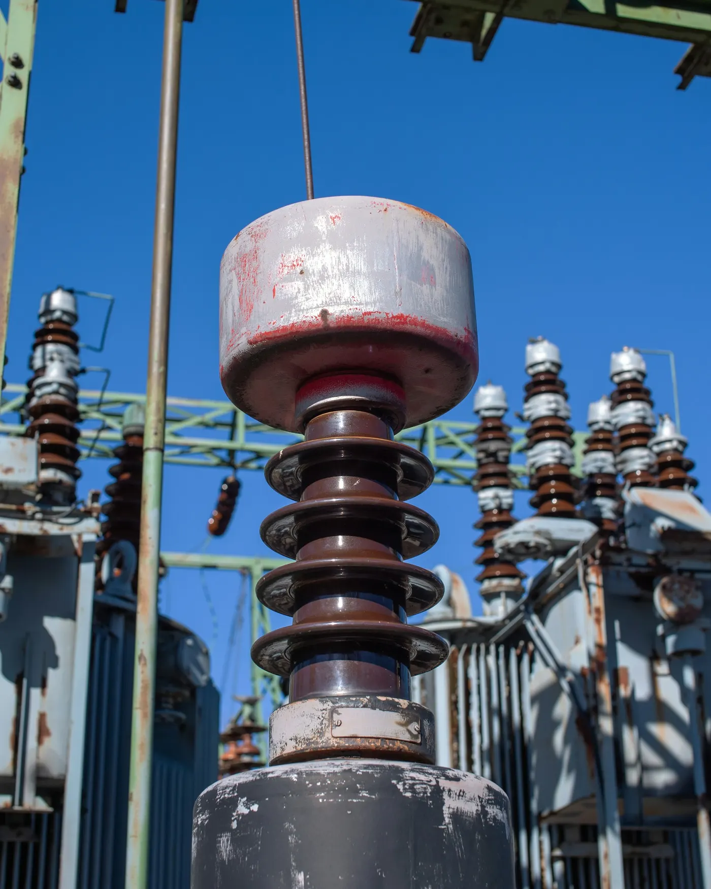Echipamente dintr-o stație electrică, cu treceri mari de ceramică