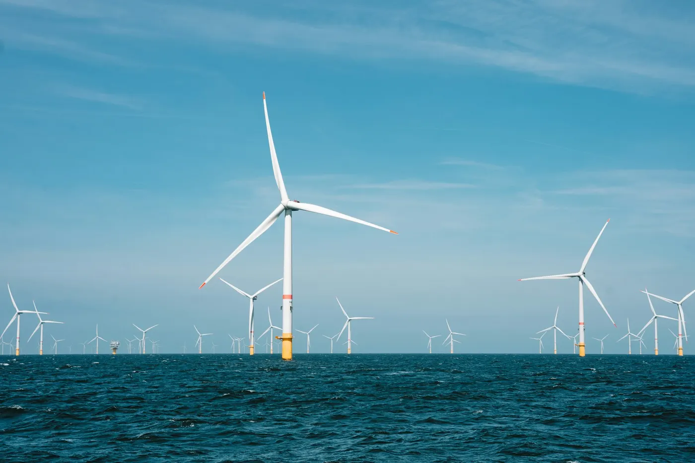 Turbine eoliene în larg, pe mare